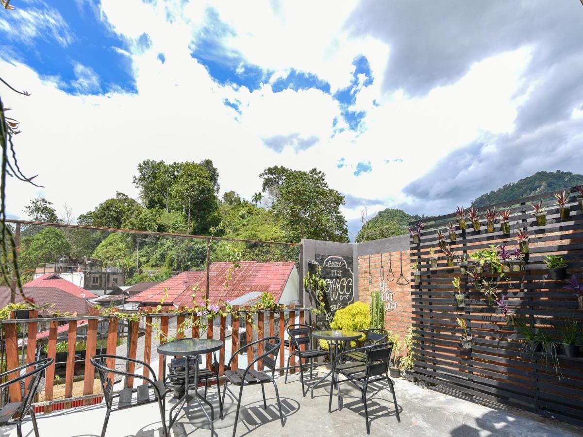 Oyo 1074 Homestay Rumah Puti Painan Exterior foto