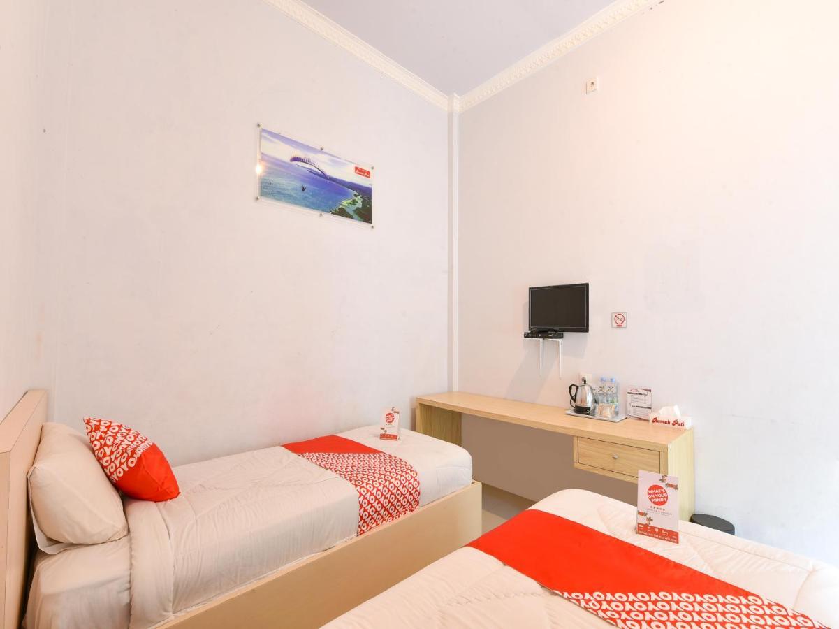 Oyo 1074 Homestay Rumah Puti Painan Exterior foto